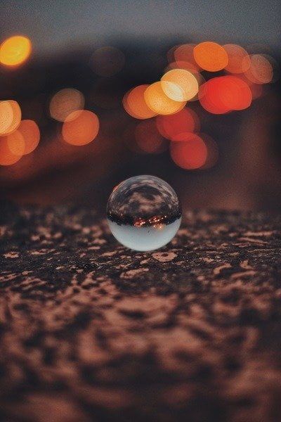 11 Superbes papiers peints Bokeh pour l'écran de verrouillage de votre Android 17 Shot of a tiny sphere with bokeh effect applied.