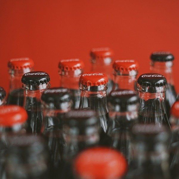11 Superbes papiers peints Bokeh pour l'écran de verrouillage de votre Android 18 Shot of a Coca Cola bottles with bokeh effect applied.